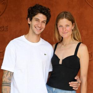 Constance Jablonski et son compagnon Matthias Dandois ont eux aussi retrouvé la ferveur de Roland Garros. © Dominique Jacovides / Bestimage