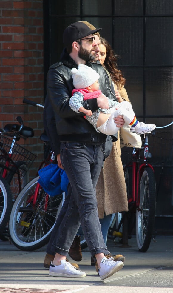 Exclusif - Zachary Quinto porte le bébé de Patrick Adams et Troian Bellisario lors d'une balade à New York le 11 mars 2020.