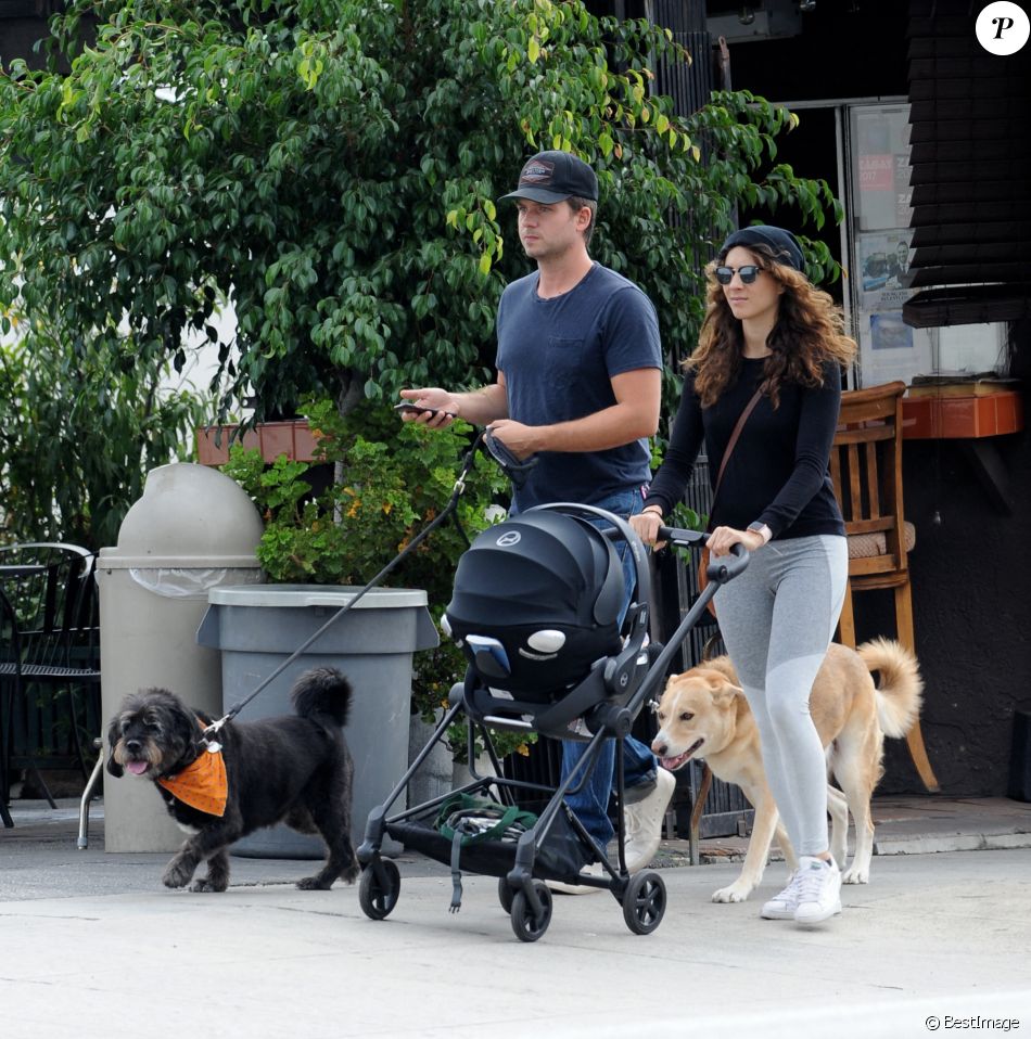 Exclusif - Troian Bellisario se balade avec son mari Patrick Adams, leur bébé (en poussette) et même les deux chiens à Los Feliz le 12 novembre 2018.