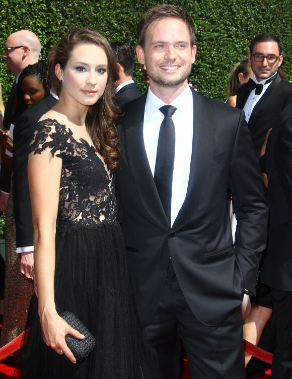 Patrick J. Adams et sa fiancée Troian Bellisario arrivant à la cérémonie des "Creative Arts Emmy Awards 2014" à Los Angeles, le 16 août 2014.