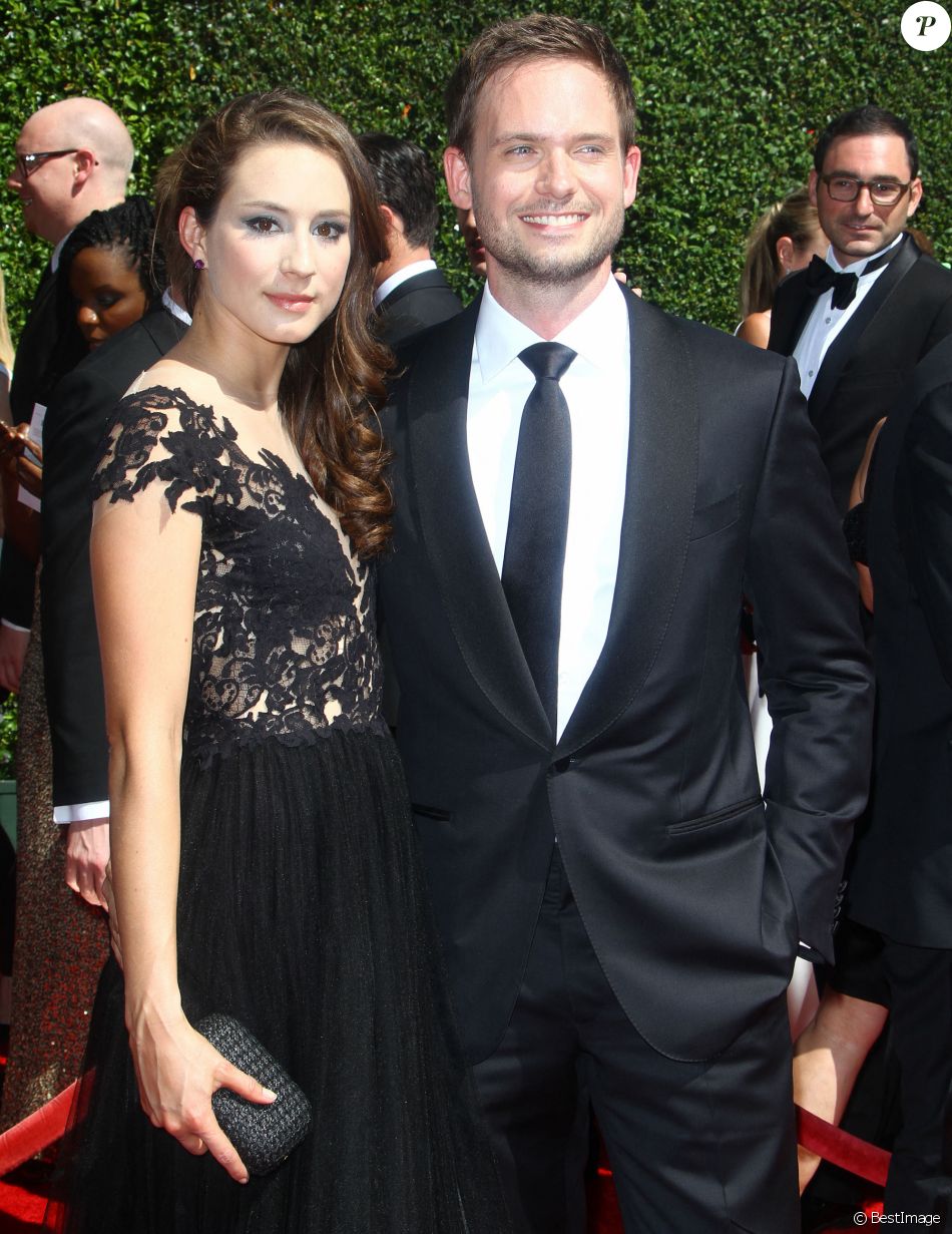 Patrick J. Adams et sa fiancée Troian Bellisario arrivant à la cérémonie des "Creative Arts Emmy Awards 2014" à Los Angeles, le 16 août 2014.
