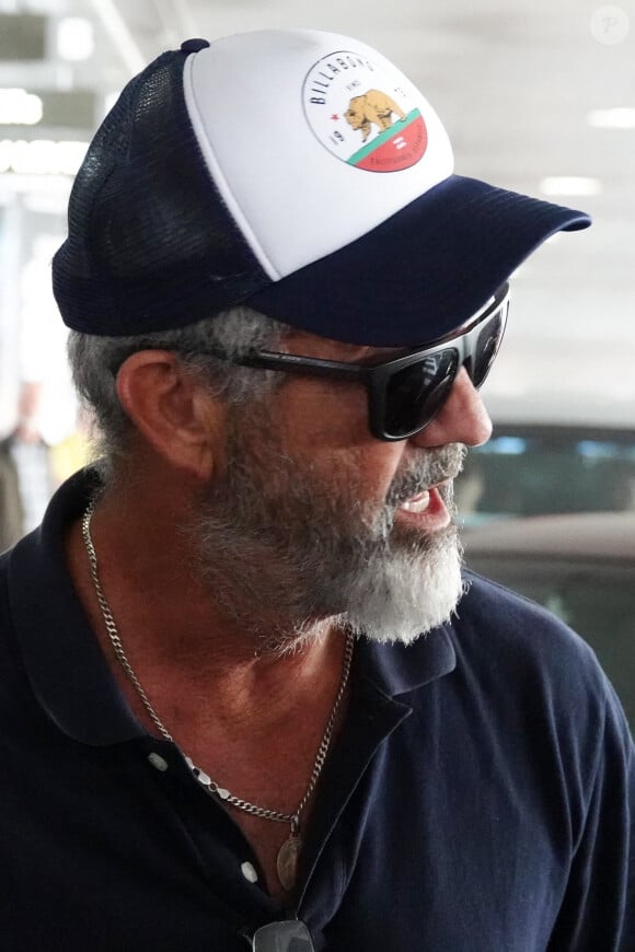 Mel Gibson avec sa femme Rosalind Ross et leur fils Mars arrivent à l'aéroport de Los Angeles (LAX), le 18 juillet 2018.