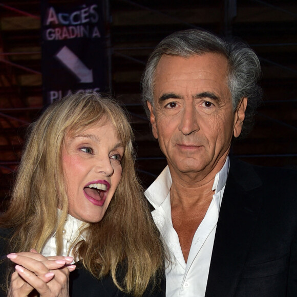 Arielle Dombasle et son mari Bernard-Henri Lévy - People assistent à l'opéra en plein air 'La Traviata' (une production de Benjamin Patou, le PDG de Moma Group) dans la cour d'honneur de l'hôtel des Invalides à Paris le 8 septembre 2015.