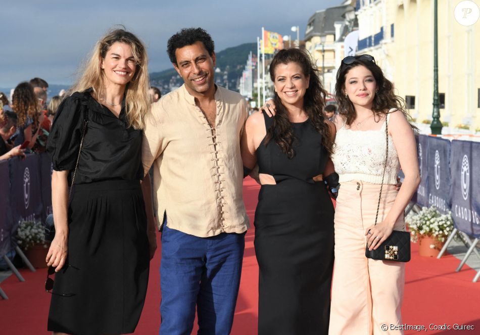 Lyes Salem, Kamir Aïnouz, et Zoé Adjani (du film "Cigare au miel") sur le tapis rouge lors du 35ème festival du film de Cabourg le 11 juin 2021 © Coadic Guirec / Bestimage