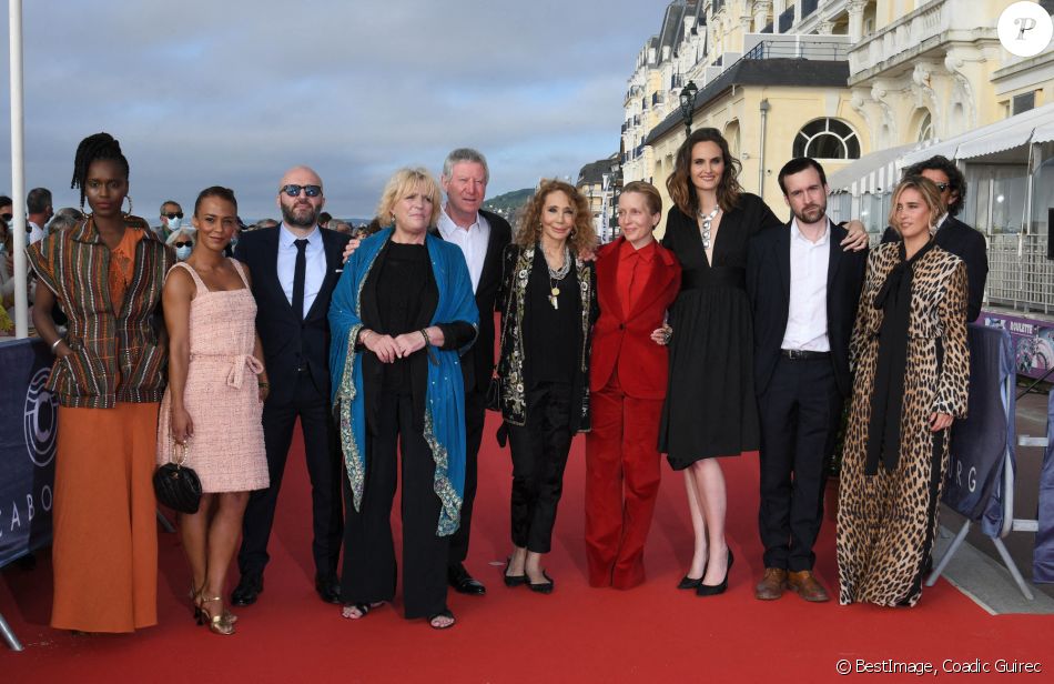 Les membres du jury Fatou N'Diaye, Alice Belaïdi, David Gauquié, Raphaelle Despelechin, Regis Wargnier (président du jury), Marisa Berenson, Jane Added, Zoe Wittock, Gregoire Leprince-Ringuet et Vahina Giocante sur le tapis rouge lors du 35ème festival du film de Cabourg le 11 juin 2021 © Coadic Guirec / Bestimage