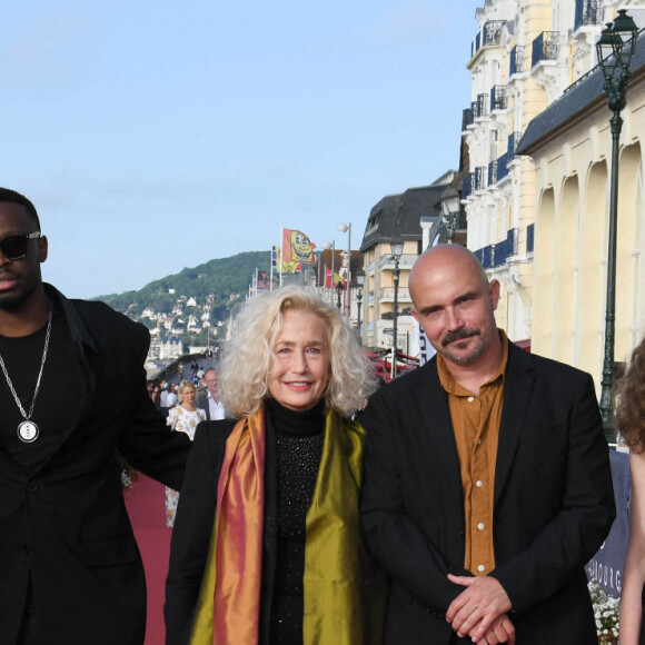 Les membres du jury des courts métrages Victor Belmondo, Marilou Aussilloux Dadju, Brigitte Fossey, Jérémy Clapin, Alexia Giordano et Aliocha Shneider sur le tapis rouge lors du 35ème festival du film de Cabourg le 11 juin 2021 © Coadic Guirec / Bestimage