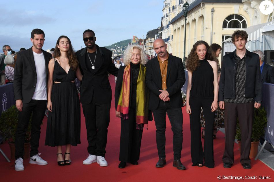 Les membres du jury des courts métrages Victor Belmondo, Marilou Aussilloux Dadju, Brigitte Fossey, Jérémy Clapin, Alexia Giordano et Aliocha Shneider sur le tapis rouge lors du 35ème festival du film de Cabourg le 11 juin 2021 © Coadic Guirec / Bestimage