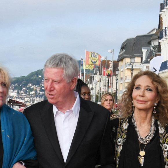 Les membres du jury Alice Belaïdi, David Gauquié, Raphaelle Despelechin, Regis Wargnier (président du jury), Marisa Berenson, Jane Added, Zoe Wittock, Gregoire Leprince-Ringuet et Vahina Giocante sur le tapis rouge lors du 35ème festival du film de Cabourg le 11 juin 2021 © Coadic Guirec / Bestimage