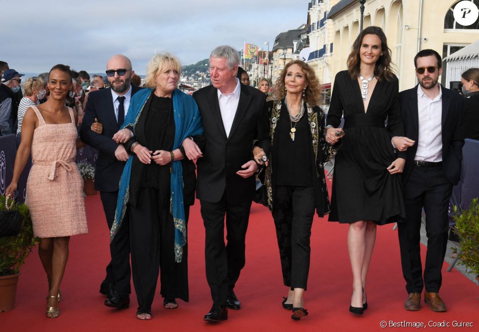 Les membres du jury Alice Belaïdi, David Gauquié, Raphaelle Despelechin, Regis Wargnier (président du jury), Marisa Berenson, Jane Added, Zoe Wittock, Gregoire Leprince-Ringuet et Vahina Giocante sur le tapis rouge lors du 35ème festival du film de Cabourg le 11 juin 2021 © Coadic Guirec / Bestimage
