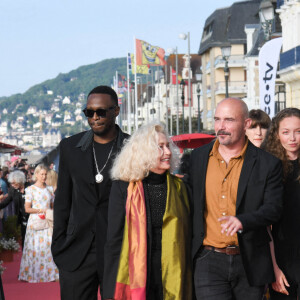 Les membres du jury des courts métrages Victor Belmondo, Marilou Aussilloux Dadju, Brigitte Fossey, Jérémy Clapin, Alexia Giordano et Aliocha Shneider sur le tapis rouge lors du 35ème festival du film de Cabourg le 11 juin 2021 © Coadic Guirec / Bestimage