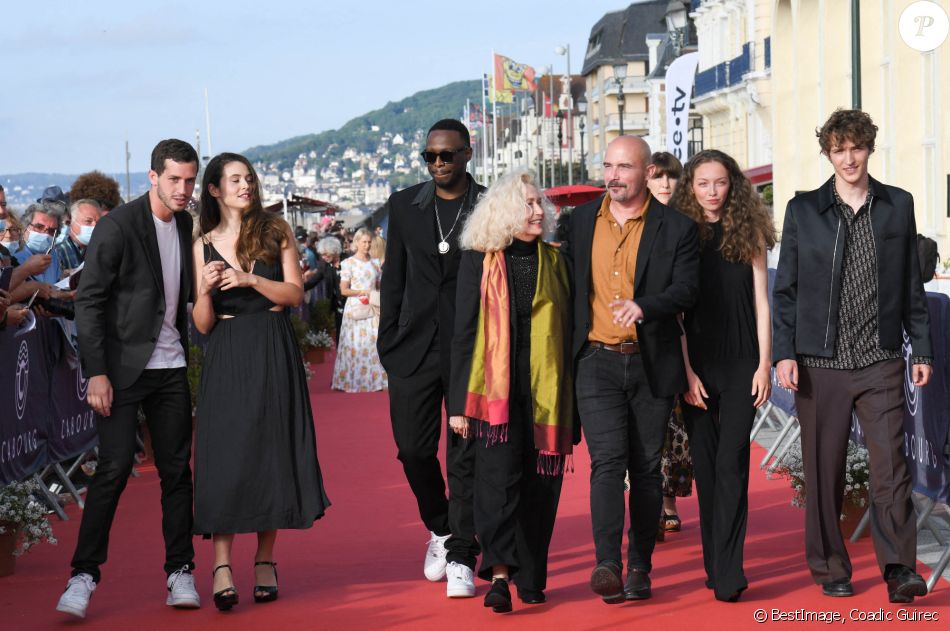 Les membres du jury des courts métrages Victor Belmondo, Marilou Aussilloux Dadju, Brigitte Fossey, Jérémy Clapin, Alexia Giordano et Aliocha Shneider sur le tapis rouge lors du 35ème festival du film de Cabourg le 11 juin 2021 © Coadic Guirec / Bestimage