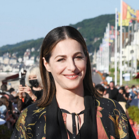 Amira Casar sur le tapis rouge lors du 35ème festival du film de Cabourg le 11 juin 2021 © Coadic Guirec / Bestimage