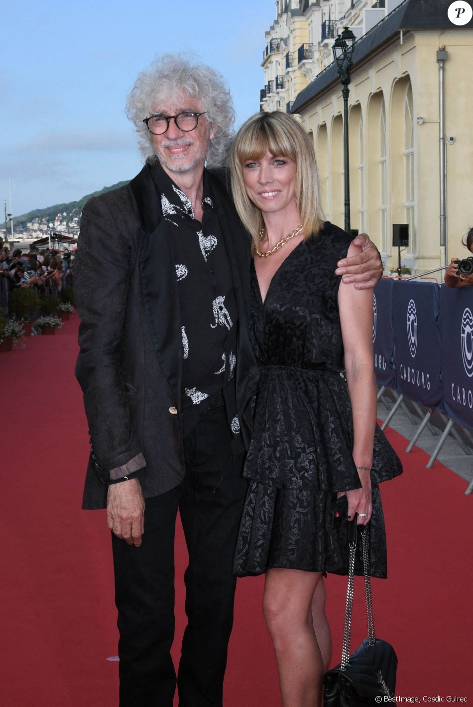 Louis Bertignac et sa compagne Laetitia Brichet sur le tapis rouge lors du 35ème festival du film de Cabourg le 11 juin 2021 © Coadic Guirec / Bestimage