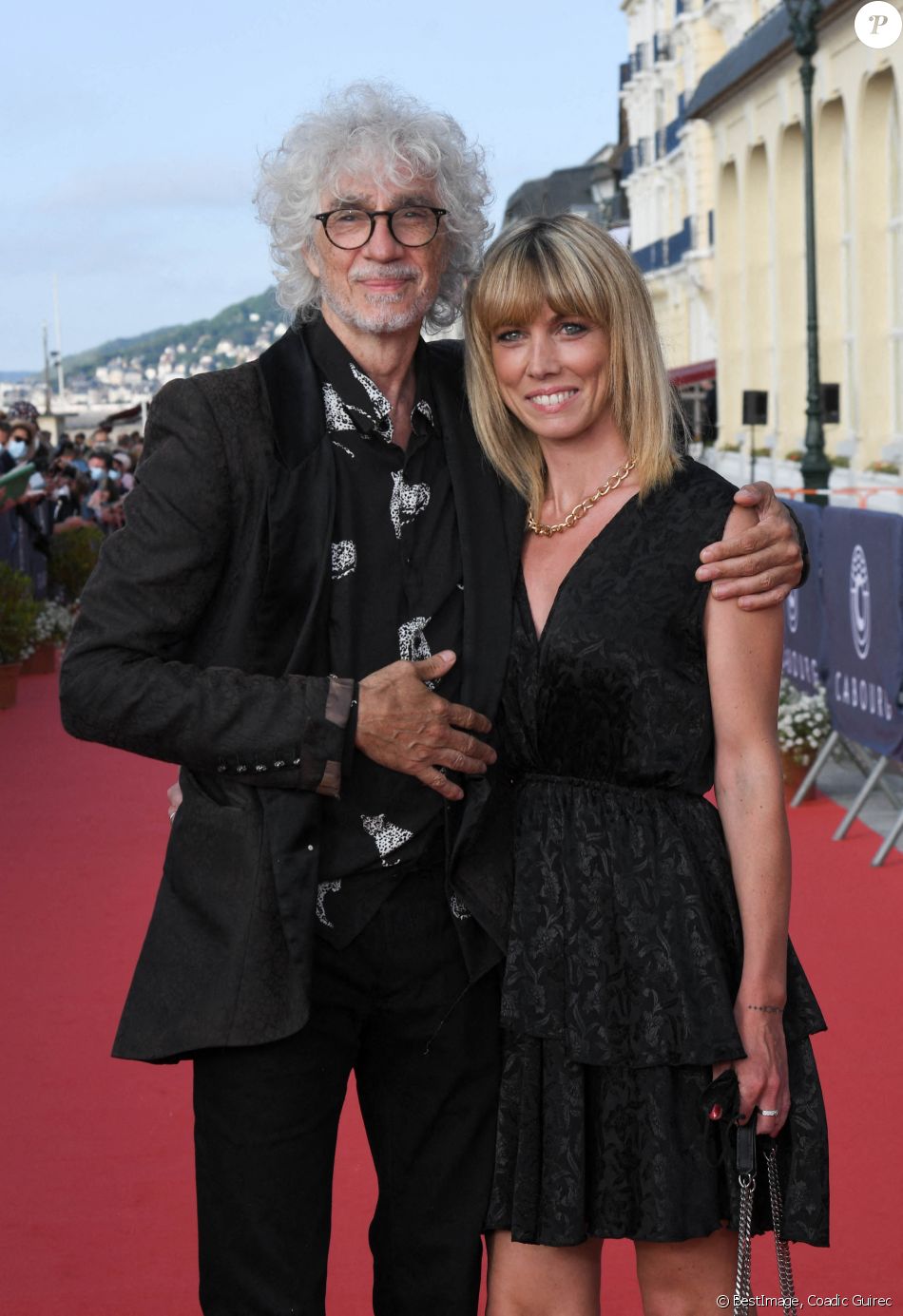 Louis Bertignac et sa compagne Laetitia Brichet sur le tapis rouge lors du 35ème festival du film de Cabourg le 11 juin 2021 © Coadic Guirec / Bestimage
