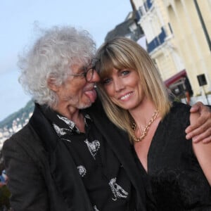 Louis Bertignac et sa compagne Laetitia Brichet sur le tapis rouge lors du 35e festival du film de Cabourg © Coadic Guirec / Bestimage
