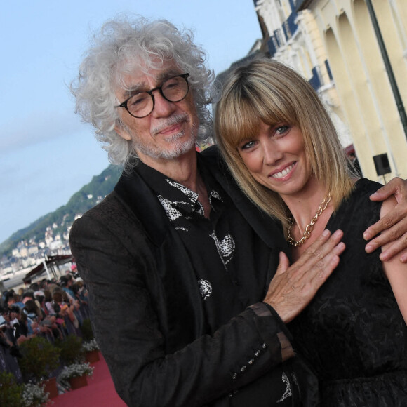 Louis Bertignac et sa compagne Laetitia Brichet sur le tapis rouge lors du 35ème festival du film de Cabourg le 11 juin 2021 © Coadic Guirec / Bestimage
