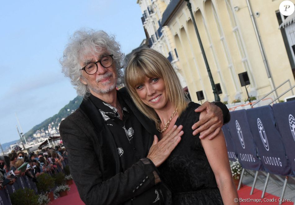 Louis Bertignac et sa compagne Laetitia Brichet sur le tapis rouge lors du 35ème festival du film de Cabourg le 11 juin 2021 © Coadic Guirec / Bestimage