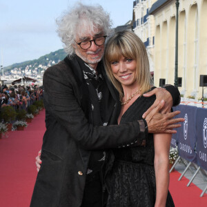 Louis Bertignac et sa compagne Laetitia Brichet sur le tapis rouge lors du 35ème festival du film de Cabourg le 11 juin 2021 © Coadic Guirec / Bestimage