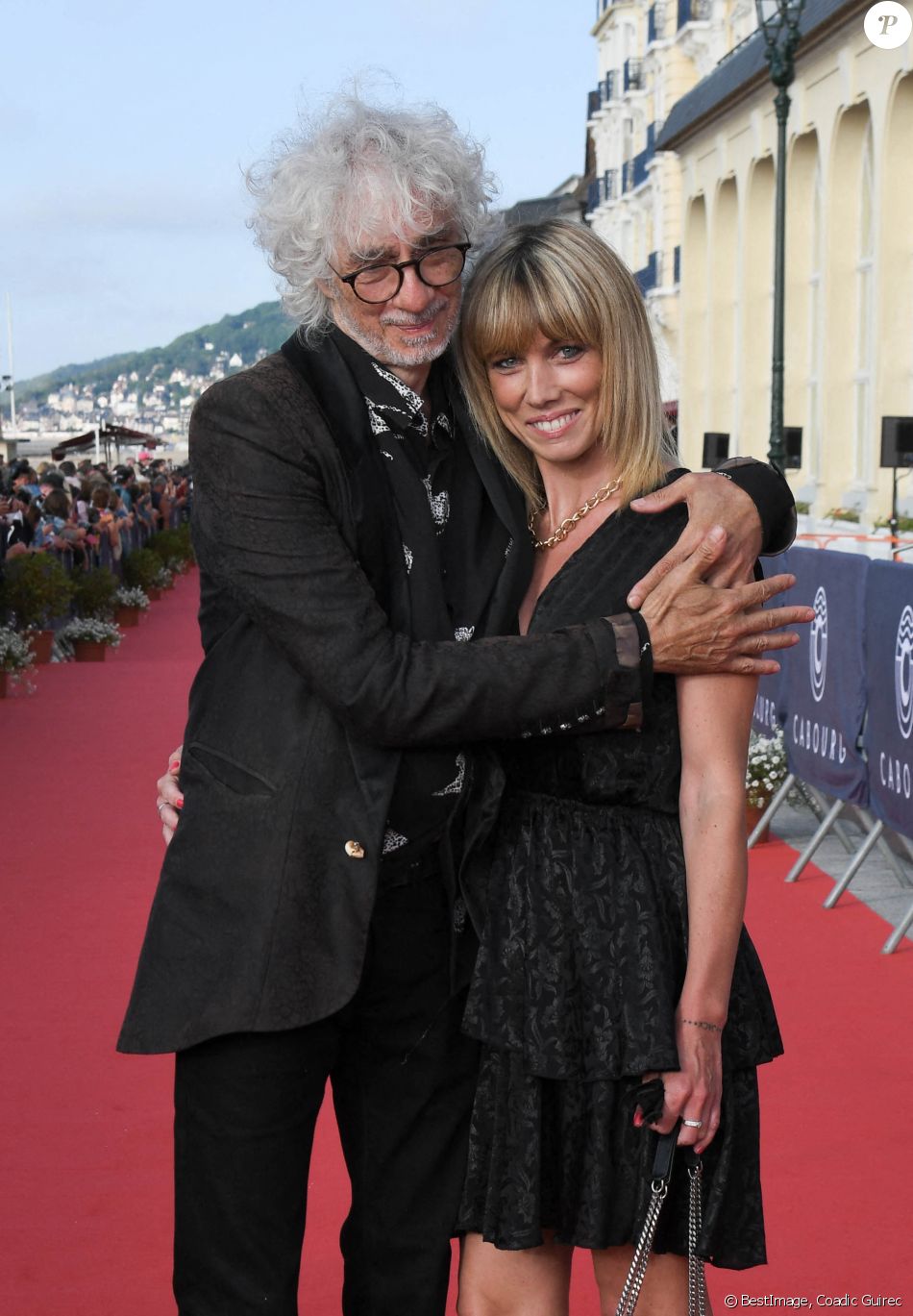 Louis Bertignac et sa compagne Laetitia Brichet sur le tapis rouge lors du 35ème festival du film de Cabourg le 11 juin 2021 © Coadic Guirec / Bestimage