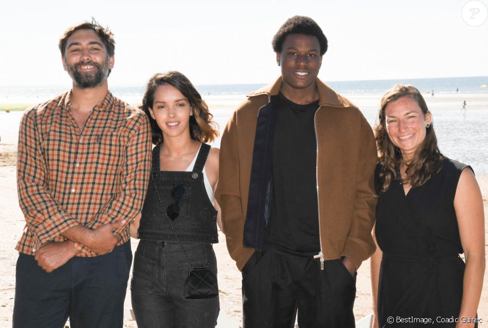 Jérémy Trouilh, Lyna Khoudri, Alséni Bathily et Fanny Liatard lors d'un photocall sur la plage de Cabourg pendant le 35ème festival du film le 11 juin 2021. © Coadic Guirec / Bestimage