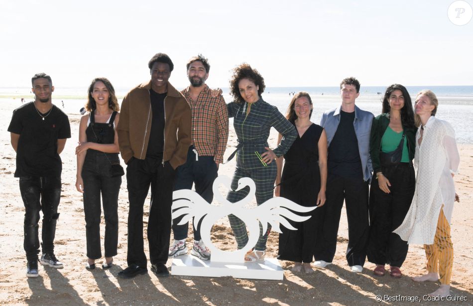 Jamil McCraven, Lyna Khoudri, Alséni Bathily, Jérémy Trouilh, Farida Rahouadj, Fanny Liatard et Finnegan Oldfield lors d'un photocall sur la plage de Cabourg pendant le 35ème festival du film le 11 juin 2021. © Coadic Guirec / Bestimage