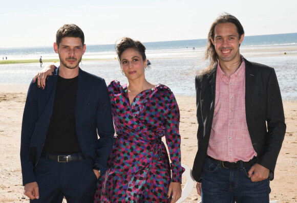 Pierre Moure, Laura Muller et Julien Hilmoine lors d'un photocall sur la plage de Cabourg pendant le 35ème festival du film le 11 juin 2021. © Coadic Guirec / Bestimage