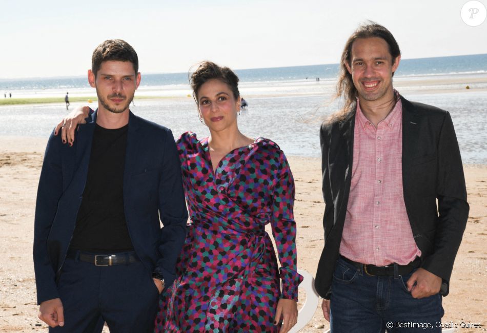 Pierre Moure, Laura Muller et Julien Hilmoine lors d'un photocall sur la plage de Cabourg pendant le 35ème festival du film le 11 juin 2021. © Coadic Guirec / Bestimage