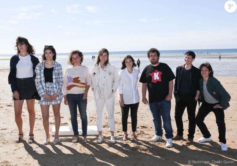 Manon Kneusé, Inas Chanti, Veronique Lechat, Elisa Ruschke, Mélodie Adda, Thomas Blumenthal et Abraham Wapler lors d'un photocall sur la plage de Cabourg pendant le 35ème festival du film le 11 juin 2021. © Coadic Guirec / Bestimage
