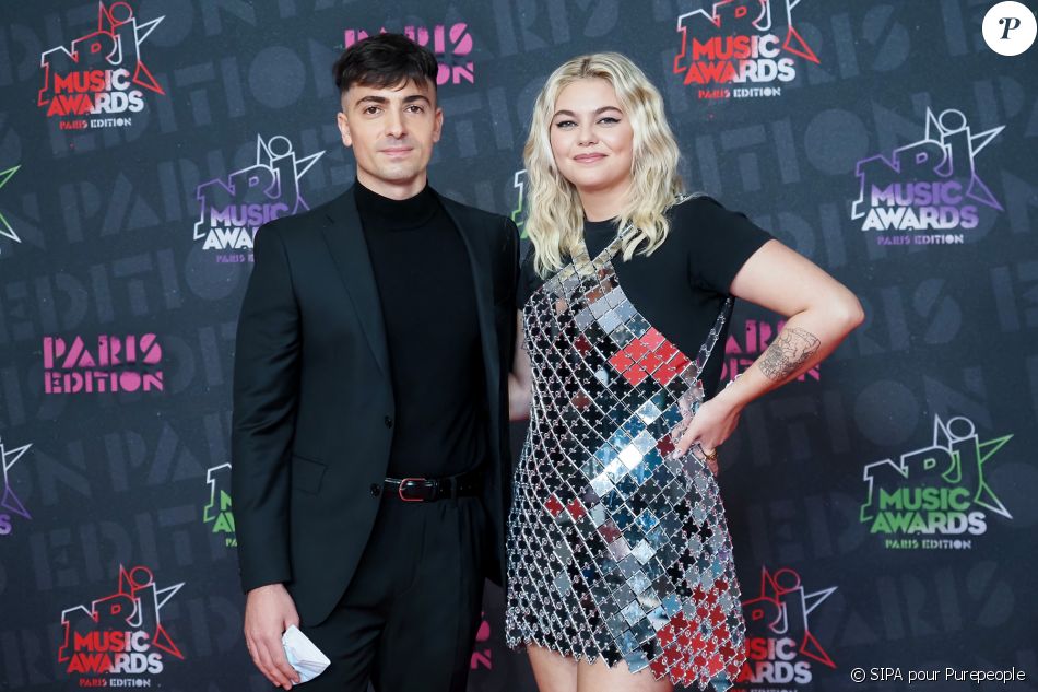 Louane Emera et son compagnon Florian Rossi posent à deux pour la première fois lors des NRJ Music Awards, à Paris.