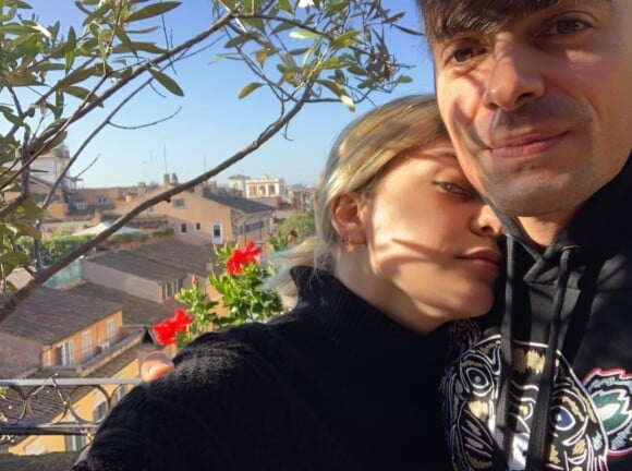 Louane a dévoilé cette photo d'elle et de son amoureux Florian, sur Instagram.