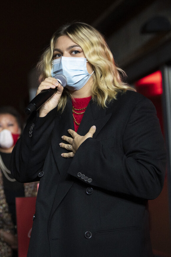 La chanteuse Louane lors de la cérémonie d'illumination des Champs Elysées à Paris le 22 novembre 2020. Louane Emera est la marraine de la 40ème cérémonie d'illumination des champs Elysées. © JB Autissier / Panoramic / Bestimage