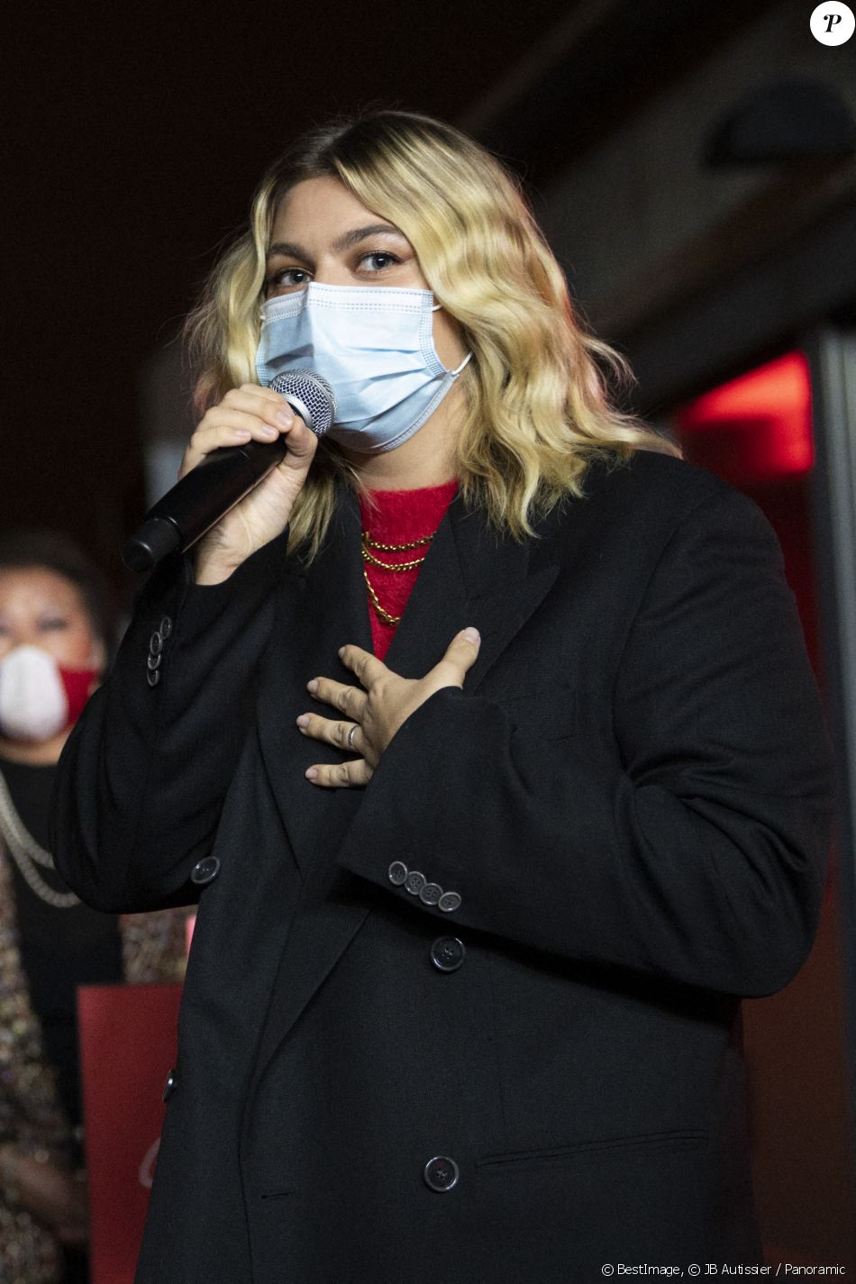 La chanteuse Louane lors de la cérémonie d'illumination des Champs Elysées à Paris le 22 novembre 2020. Louane Emera est la marraine de la 40ème cérémonie d'illumination des champs Elysées. © JB Autissier / Panoramic / Bestimage