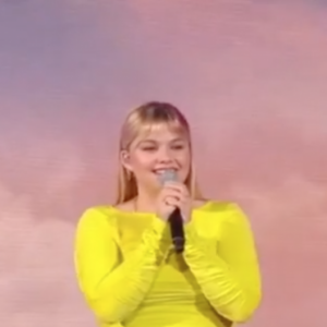 Louane a été surprise par son compagnon Florian Rossi dans l'émission "Duos Mystère", diffusée samedi 12 juin 2021 sur TF1.