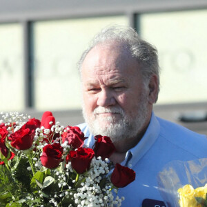 Exclusif - Thomas Markle achète deux douzaines de roses et trois boîtes de chocolats à Los Angeles, le 13 février 2020.