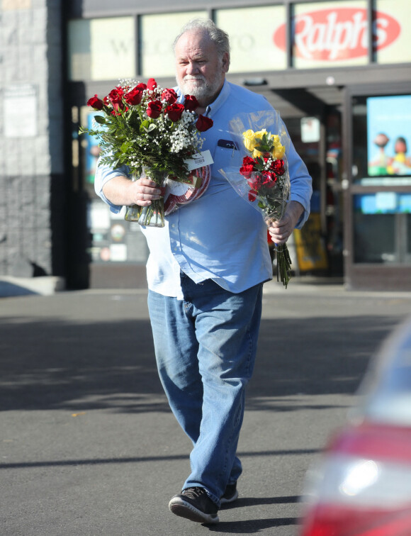 Exclusif - Thomas Markle achète deux douzaines de roses et trois boîtes de chocolats à Los Angeles, le 13 février 2020.