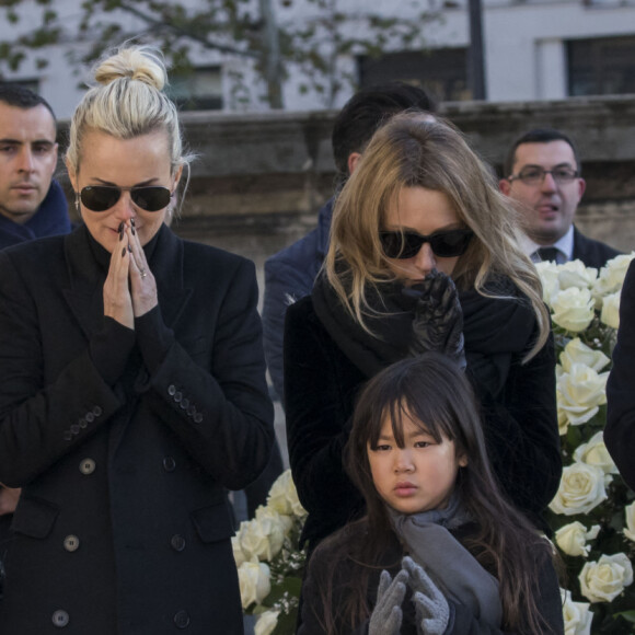 Laeticia Hallyday, ses filles Jade et Joy, Laura Smet et David Hallyday devant le cercueil de Johnny Hallyday - Arrivées des personnalités en l'église de La Madeleine pour les obsèques de Johnny Hallyday à Paris. Le 9 décembre 2017