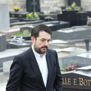 Jean-François Piège et sa femme Elodie lors des obsèques de Véronique Colucci au cimetière communal de Montrouge, le 12 avril 2018.