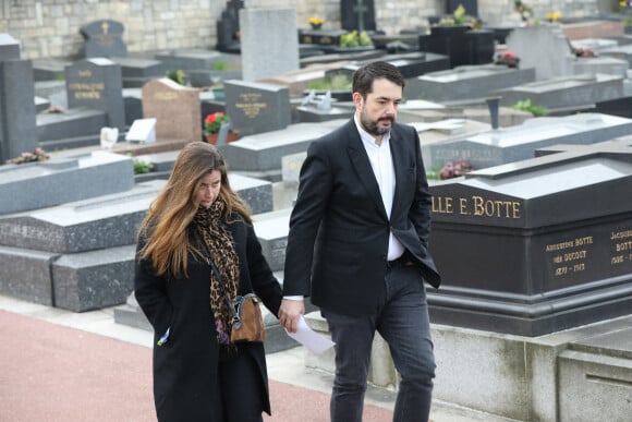 Jean-François Piège et sa femme Elodie lors des obsèques de Véronique Colucci au cimetière communal de Montrouge, le 12 avril 2018.
