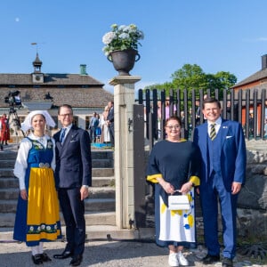 La princesse Victoria de Suède, le prince Daniel de Suède, Andreas Norlen et sa femme Helena Norlen lors de la fête nationale suédoise au Musée Skansen à Stockholm, le 6 juin 2021.