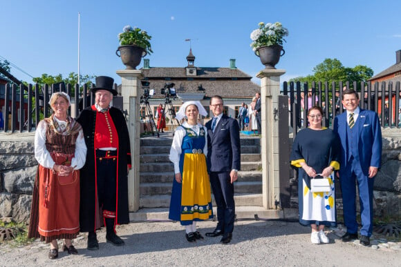 La princesse Victoria de Suède, le prince Daniel de Suède, Andreas Norlen et sa femme Helena Norlen lors de la fête nationale suédoise au Musée Skansen à Stockholm, le 6 juin 2021.
