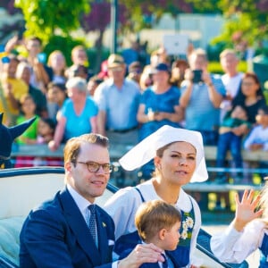 Le prince Daniel de Suède, la princesse Victoria de Suède, le prince Oscar de Suède, la princesse Estelle de Suède et la princesse Madeleine de Suède défilent en carrosse de Solliden à Skansen, lors de la Fête Nationale (National Day) à Stockholm, le 6 juin 2019.