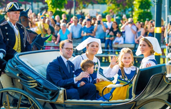 Le prince Daniel de Suède, la princesse Victoria de Suède, le prince Oscar de Suède, la princesse Estelle de Suède et la princesse Madeleine de Suède défilent en carrosse de Solliden à Skansen, lors de la Fête Nationale (National Day) à Stockholm, le 6 juin 2019.