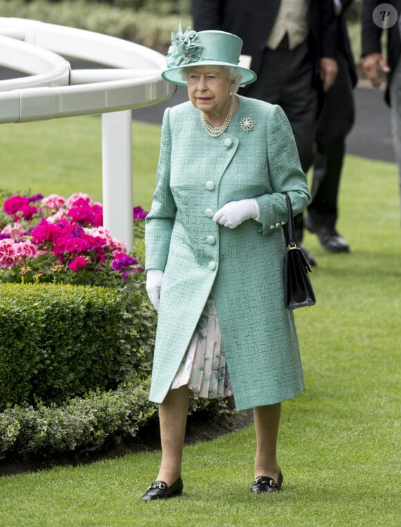 La reine Elisabeth II d'Angleterre assiste aux courses du Royal Ascot à Londres le 23 juin 2017.