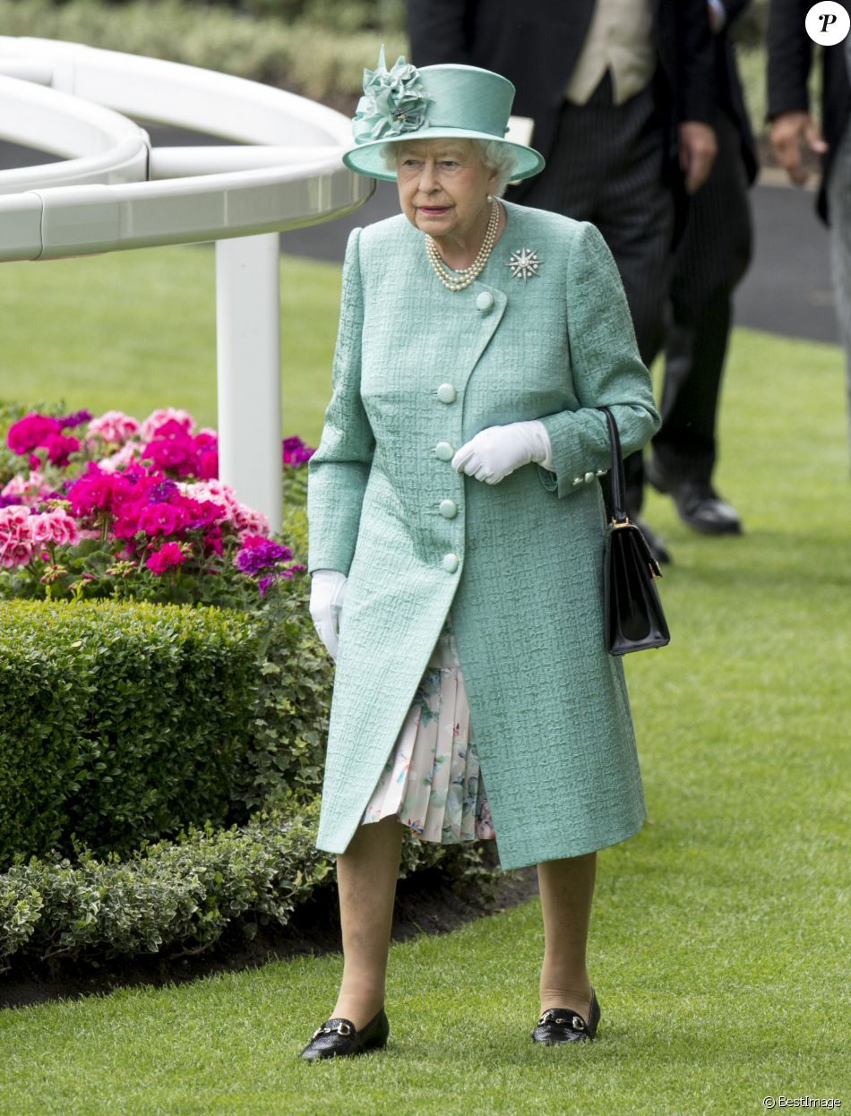 La reine Elisabeth II d'Angleterre assiste aux courses du Royal Ascot à Londres le 23 juin 2017.
