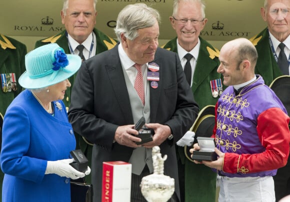 La reine Elisabeth II d'Angleterre, Sir Michael Stout et le jockey, Olivier Peslier - Les membres de la famille royale lors du cinquième jour des courses hippiques "Royal Ascot", le 18 juin 2016.