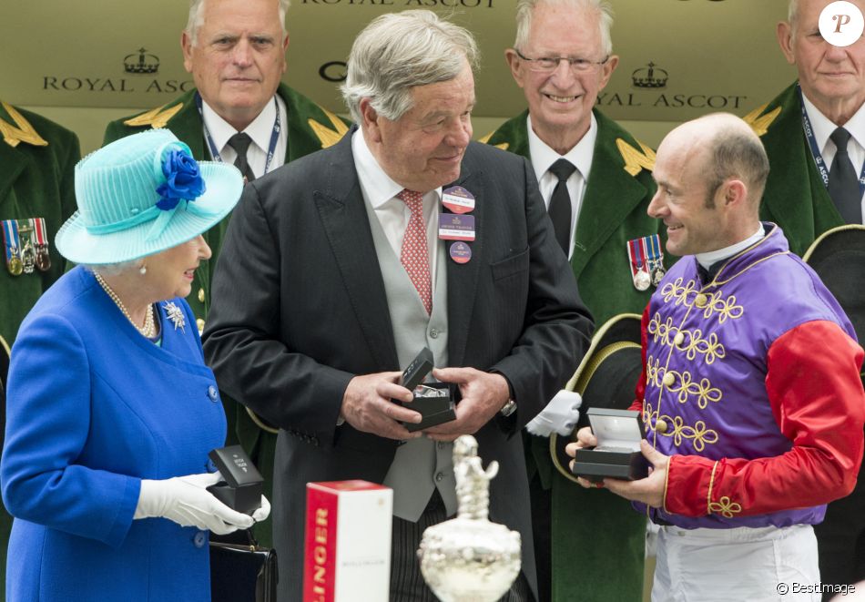 La reine Elisabeth II d'Angleterre, Sir Michael Stout et le jockey, Olivier Peslier - Les membres de la famille royale lors du cinquième jour des courses hippiques "Royal Ascot", le 18 juin 2016.