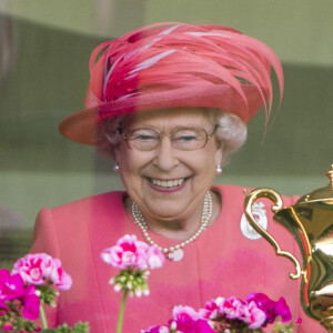 La reine Elisabeth II d'Angleterre - Les membres de la famille royale lors du quatrième jour des courses hippiques "Royal Ascot" à Ascot, le 17 juin 2016.