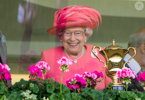 La reine Elisabeth II d'Angleterre - Les membres de la famille royale lors du quatrième jour des courses hippiques "Royal Ascot" à Ascot, le 17 juin 2016.