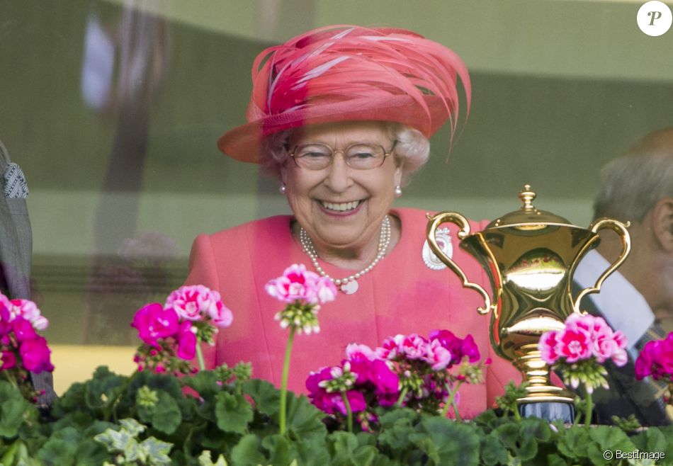 La reine Elisabeth II d'Angleterre - Les membres de la famille royale lors du quatrième jour des courses hippiques "Royal Ascot" à Ascot, le 17 juin 2016.