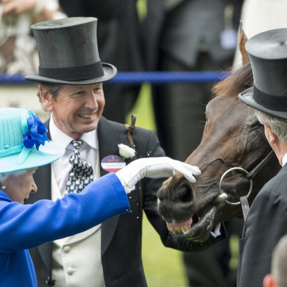 La reine Elisabeth II d'Angleterre et John Warren - Les membres de la famille royale lors du cinquième jour des courses hippiques "Royal Ascot", le 18 juin 2016.